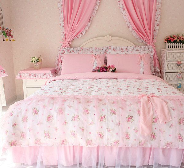 粉色小碎花开满在床上，搭配棉纱质地床尾，腰间系一个大大的蝴蝶结，好似一位端庄的姑娘穿上梦幻公主裙，美丽可爱
