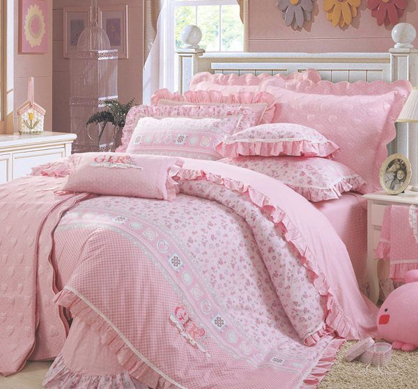 柔和粉色四件套最得女孩子青睐，点缀着小碎花图案，再搭配褶皱花边设计，与白色田园风格床架呼应，自然唯美。