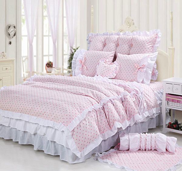以淡粉色打底，波点设计使得整张床品俏皮起来，搭配白色褶皱花边，又增添了几分优雅气质。