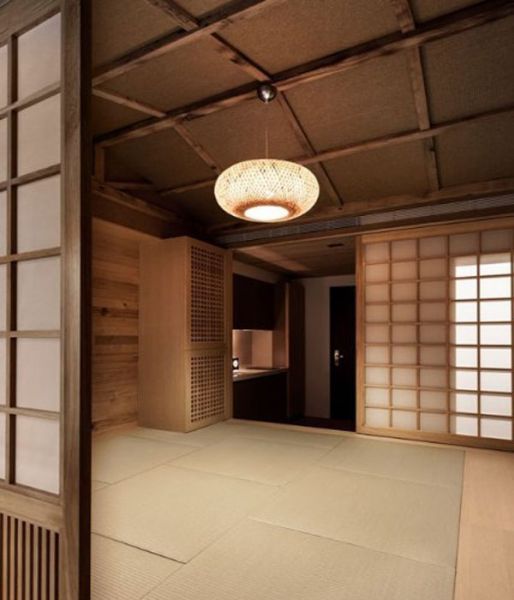 散发着稻草香味的榻榻米，营造出朦胧氛围的半透明樟子纸，贯穿在整个房间的设计布局中，而天然质材是日式装修中最具特点的部分。
