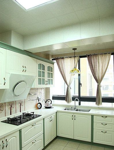 小清新风格的家装中厨房的设计至关重要，不少年轻人把家里的厨房做成了田园风格，特色小方砖、俏皮花格布，搭配白色的橱柜面板，就能体现一种自然、清新的田园感觉。 