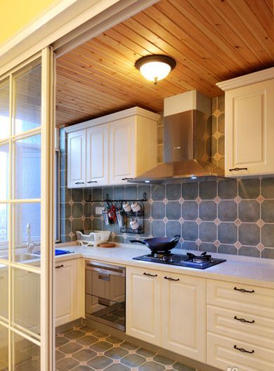 小清新风格的家装中厨房的设计至关重要，不少年轻人把家里的厨房做成了田园风格，特色小方砖、俏皮花格布，搭配白色的橱柜面板，就能体现一种自然、清新的田园感觉。