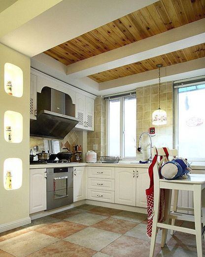 小清新风格的家装中厨房的设计至关重要，不少年轻人把家里的厨房做成了田园风格，特色小方砖、俏皮花格布，搭配白色的橱柜面板，就能体现一种自然、清新的田园感觉。