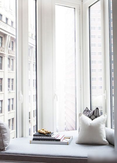 窗帘——遮光帘很好地保证了空间的私密感，同时光线也能适当投射出来；书桌——飘窗被房主改造，延伸成书房的一角，成就了室内大气流畅的设计。