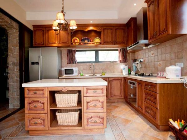 厨房的中岛柜，同时有收纳和区隔空间的作用。开放式的厨房配以温暖的灯光，让煮妇们心情舒爽，也使整体空间显得高贵而大。