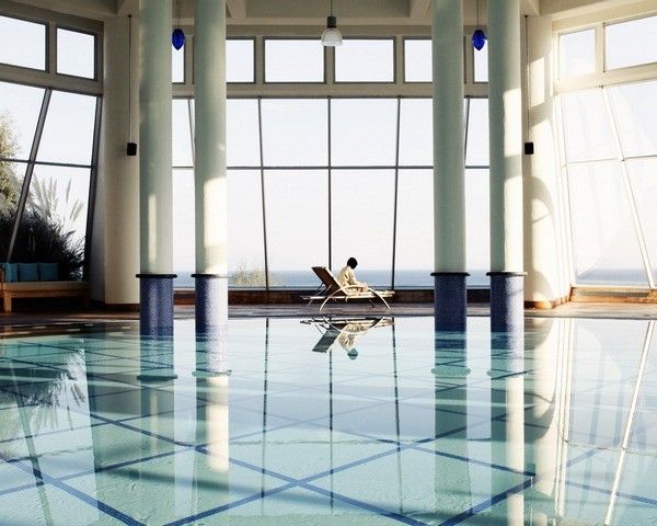 Kempinski Hotel Barbaros Bay Bodrum酒店享有宁静的地理位置，俯瞰着Gokova Bay海湾，环境优美。酒店提供带私人阳台的豪华客房、2个游泳池、享有海景的餐厅和免费无线网络。独特的Six Senses Spa水疗中心提供各式SPA，在此可以享受到宾至如归的感受。酒店还提供桑拿房、健身中心和土耳其浴室。客人可以参加潜水课程或享受垂钓之旅和帆伞运动。如果你正好想去土耳其度蜜月，不妨考虑一下这里，他们会为您精心准备蜜月套房。