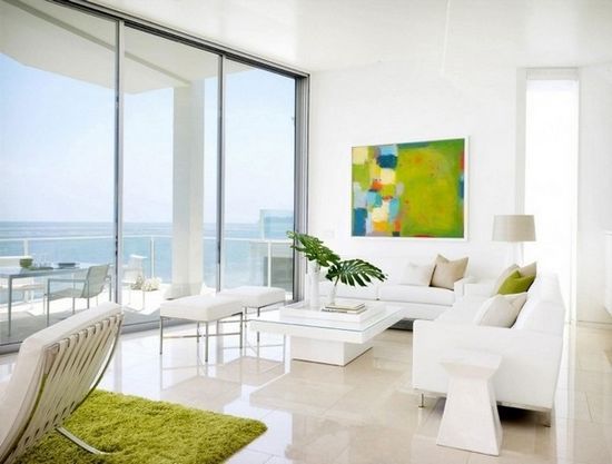 这间位于加州马里布的海滩住宅由Jamie Bush & Co设计打造，设计师使用了白色作为主色调，与天空、海洋的色彩形成了明显的对比。绿色的装饰物更使得整体氛围清新怡人。