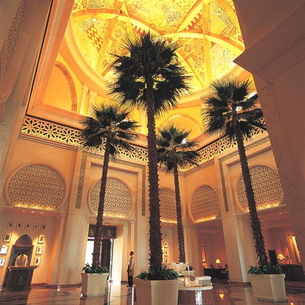 我们这次为你介绍的One&Only酒店就在迪拜，奢华的如同海市蜃楼。修剪整齐的中央体院和拱形的门廊为宾客打开奢华之门，度假酒店的精美设计恢弘的如同皇宫一般，服务却也细腻精致的像是在自己家中一般自由。天然的植被是酒店最好的私密屏障。躲在郁郁葱葱的植被之中，嗅着高浓度负氧离子带来的正能量，忘记自己身处一个沙漠城市，抛开所有尘世的喧嚣，真正的处之泰然，淡看云卷云舒。