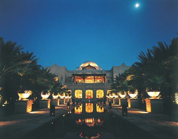 迪拜是阿拉伯联合酋长国的第二大城市，我们这次为你介绍的One&Only酒店就在迪拜，奢华的如同海市蜃楼。修剪整齐的中央体院和拱形的门廊为宾客打开奢华之门，度假酒店的精美设计恢弘的如同皇宫一般，服务却也细腻精致的像是在自己家中一般自由。
