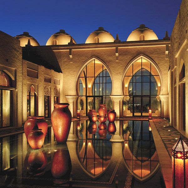 迪拜是阿拉伯联合酋长国的第二大城市，我们这次为你介绍的One&Only酒店就在迪拜，奢华的如同海市蜃楼。修剪整齐的中央体院和拱形的门廊为宾客打开奢华之门，度假酒店的精美设计恢弘的如同皇宫一般，服务却也细腻精致的像是在自己家中一般自由。
