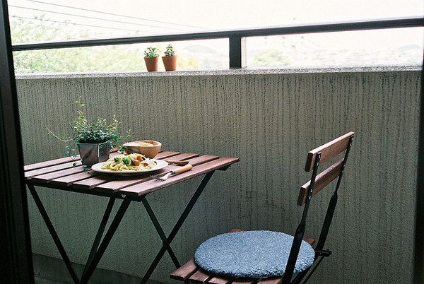 家居装饰，简单却温馨，与日本所有房屋的结局一样，不高，木制地板，没有复杂的家具，只有一些简约的木制桌子，椅子等，裸脚生活，随地而安。