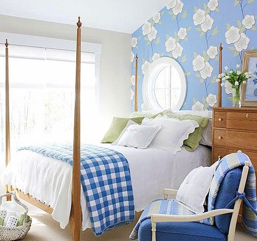 卧室中最醒目的无疑是床尾的蓝色格子盖毯与抽头的花朵背景墙，而两者又十分出色的奠定了整个卧室的田园风格效果。空间以蓝色为主要配色，配合稍许的绿色掺入自然，加上其它白色布艺与极好的落地窗采光，让小卧室明朗而清新。