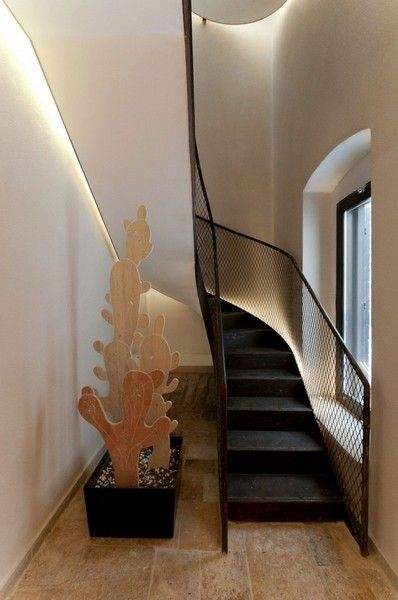Palazzo Caló是位于意大利Bari的一间田园风格的旅店，在2012年由建筑设计公司esseelle associati studio di architettura打造，将历史感与现代的创新完美的结合起来。旅店一方面充满个性，另一方面又显得温馨。