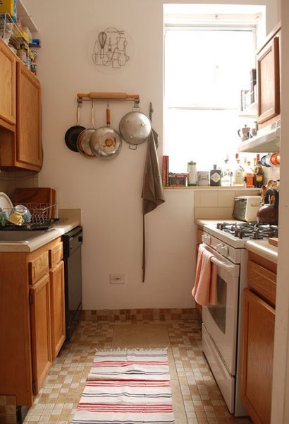 我很喜欢这套公寓，但我也真的很希望厨房可以更大一点，让我们可以完成各式烹饪。烤箱门上挂着的茶巾是Julia织出来的。