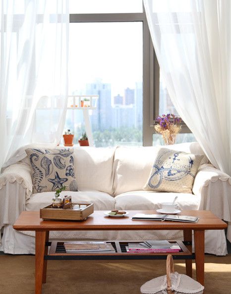 暖暖ZAKKA风格装修设计，最喜欢在阳光充足的日子里窝在沙发，读读书、听听音乐或是看看电影，沉淀一下烦乱的心情。白色的沙发，海洋元素的靠垫，阳光透过白色的窗帘洒进来，加上多肉的陪伴，真是吸收正能量的完美场所。
