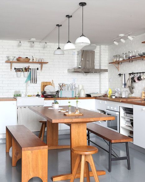 厨房是暖暖家“小清新”装饰发挥最淋漓尽致的地方，放眼望去的zakka风让人好生喜欢。刷过的白砖墙面、整洁有序的厨房用具。