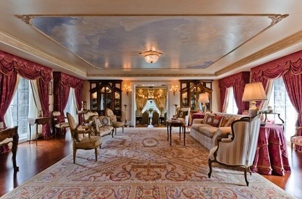 很多豪宅都喜欢装饰成皇室风格，一般以暖色调为主，木质的家具和抽象的壁画，几何图案的地毯，屋子里处处洋溢着高贵典雅的皇室奢华风。