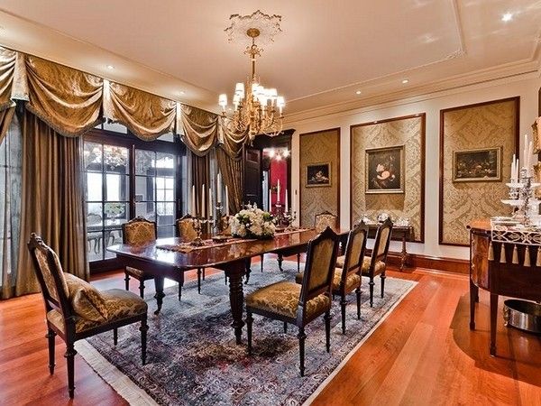很多豪宅都喜欢装饰成皇室风格，一般以暖色调为主，木质的家具和抽象的壁画，几何图案的地毯，屋子里处处洋溢着高贵典雅的皇室奢华风。