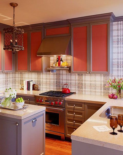 瓷砖也可以披着格纹的外观，素雅清淡的格纹在厨房汇聚，给予原本烟火气浓厚的空间以清爽。橱柜的红跟地板的声调原木都保证了厨房的暖度，格纹的出现起到而来过渡，避免了空间色调过于浓郁。