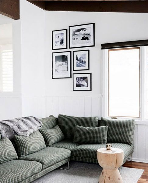 这一方转角的布艺沙发很是喜欢，低矮的姿态呈现更多谦和和随意，有家的感觉。绿色格纹精致细密，笼罩了全沙发，让这里成为了整个客区的中心。
