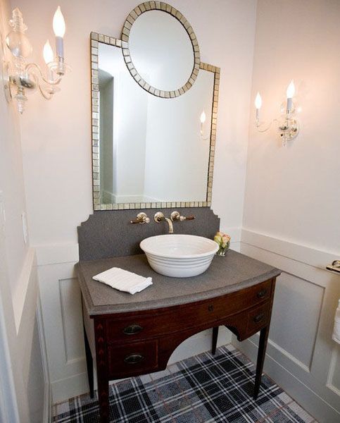 没有想到，地砖也可以打造出苏格兰风情，小卫浴空间的地砖采用了黑白苏格兰格子。而卫浴镜的金属块边框让角落彰显高贵，整个卫浴间因为细节的精彩点缀而出挑。 
