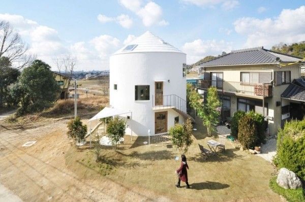 谷仓住宅名为House in Chiharada，位于日本爱知县。这座外观类似谷仓的住宅由日本Studio Velocity工作室为一对年轻夫妇设计。建筑没有将场地占满，而是流出来一片空地与邻居共享，House in Chiharada最有趣的地方在于，在建筑的底层可以看到外面的天空，建筑顶层感觉就像是一个mini的小镇，有街道和建筑。