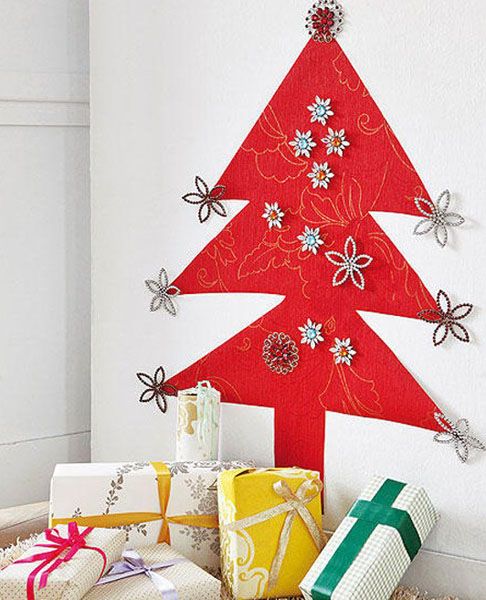 将装修遗留的壁布剪成圣诞树的样子，上面再做一点小装饰，也是全程DIY的圣诞树给家带来节日气氛。