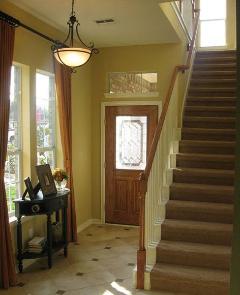 客厅铺设地板的居室中，如果条件允许，可以在玄关处选择拼花瓷砖，形成区划。拼花瓷砖艺术性强，做工和铺贴也比较讲究，因此造价也会更高。这个大理石全拼花瓷砖的妙处在于，它本身的亚光色能够更好的和客厅地板的亚光色相统一。