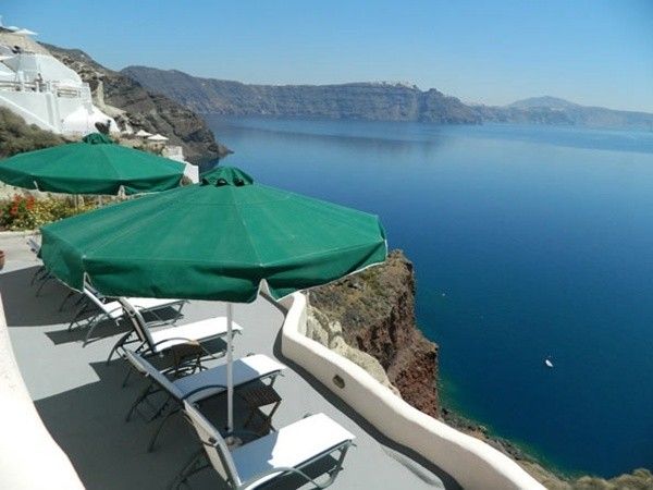 今天要带大家前往入住的 Aris Caves，就是一间拥有爱琴海经典蓝白美景和温馨穴居的酒店，而且它目前于知名旅游网站 Trip Advisor 上，还是 Oia 43间饭店中评价排名第一的哦！