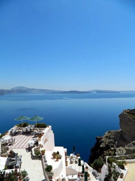 来到明信片的著名景点 – 圣托里尼岛（Santorini）的依亚（Oia），最不能错过的，除了有名的落日之外，若没尝试住在当地的洞穴屋，日后回想起来也一定会遗憾不已！