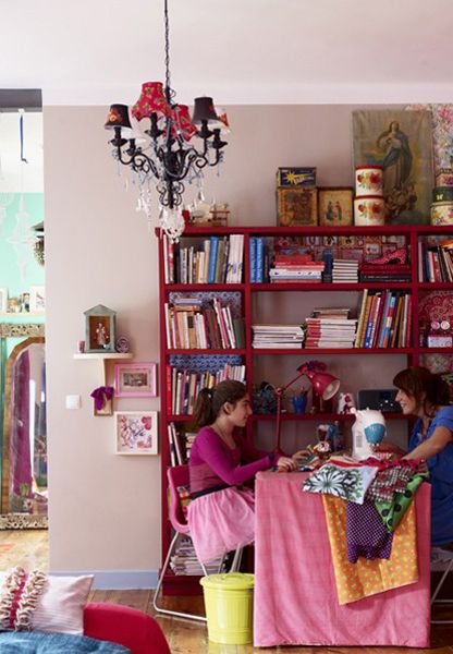 Luz Vasconcelos目前居住在葡萄牙，是一位室内设计师，在辛特拉过着快乐的慢生活。她的房子是缤纷多彩的，轻松又青春的波西米亚时尚风，带给人的热情的视觉冲击和神秘氛围，自由的装饰，多重颜色重叠在一起，撞色效果，浓烈的色彩，自由化家居装饰。