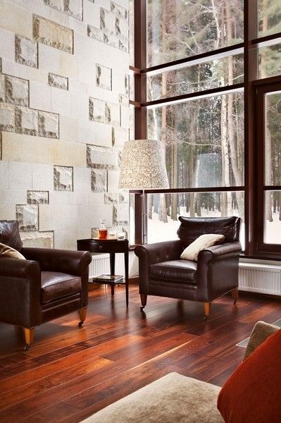 欧洲别墅，从外到内都散发着一股“硬汉”的味道。深色系的木质地板和皮质沙发，使人感觉成熟、稳重、典雅，充满质感的石墙隔断又带着点粗犷的气息。