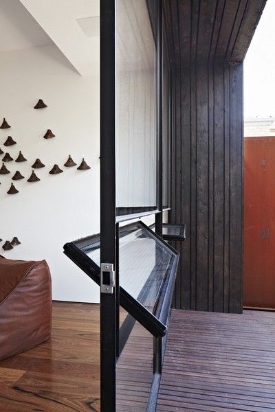 今天为你介绍的这间位于墨尔本的住宅便是ODR architects的作品，看似不起眼的金属元素经过设计师的巧妙组合，成为家居空间中的神奇点缀。
