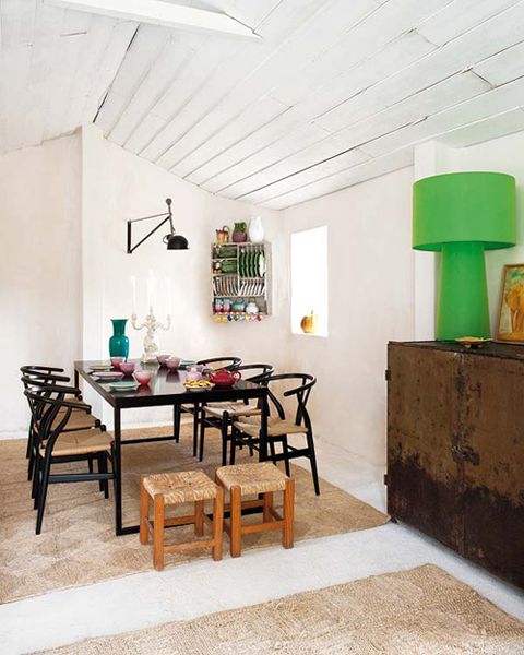 这是室内设计师蒙妮卡在葡萄牙的一个美丽的在Palmela乡间的家。建筑本身非常简单和质朴，但是混合了现代家具的不同颜色的房间，显得异常温馨时尚。有一个很大的露天的游泳地带，旁边都布置得像海滩一样，是一个非常好的休闲地带。室内的布置其实非常简洁，周边的环境更加令人流连忘返。