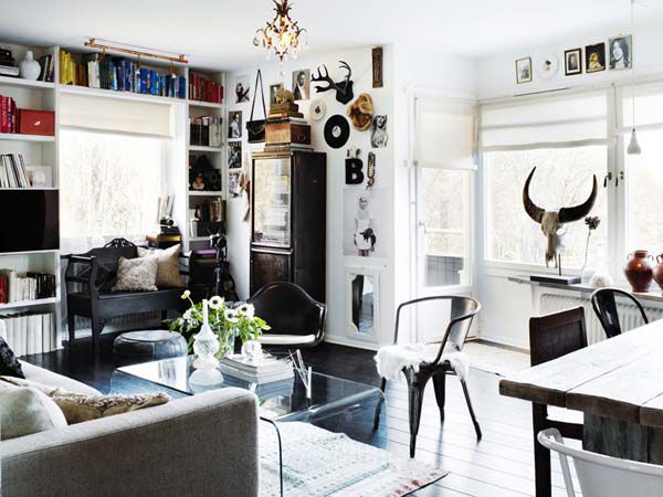 身为摄影师和室内设计师的瑞典人Benedikte Ugland为自己和两个女儿打造了这样一个素雅并且颇具工业风格的家居创意空间。这个面积为85平并且有60年之久的建筑在经过Benedikte Ugland的一番精心设计和改造之后显得熠熠生辉，黑白分明颜色让所有家具和摆设都清晰可见，整体看上去非常硬朗而且能给人以很强的视觉冲击力，粗旷的混凝土墙面和吊灯还有锈迹斑斑的物件显得个性十足。