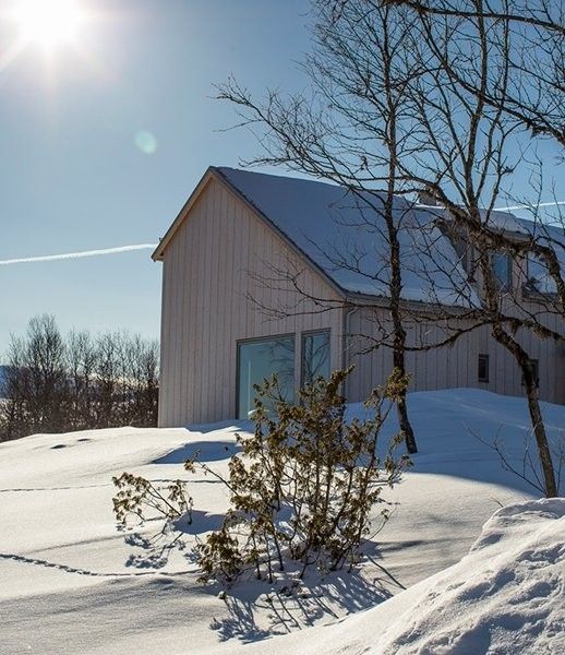 海里耶达伦市（H?rjedalens kommun）是瑞典中部耶姆特兰省的一个自治市。在这里的山区生长着一种罕见的白色小兰花，而我们今天介绍的这座别墅就位于这个地方，整洁大方的设计，木质家具的搭配，让整个别墅都如同小兰花一样纯净、美好。一起来看看吧。