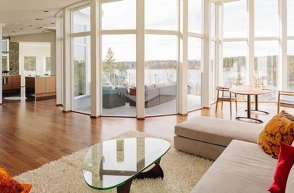 我们今天为你介绍的这间位于瑞典的住宅十分别致，不论是其独特的外观，还是内部装饰，都令人眼前一亮。露台的视野十分开阔，面前的湖泊、绿林无一不让人感到心情愉悦。室内虽然使用了斯堪的纳维亚风格一贯的白色为主色调，但是不同色彩的靠垫、艺术品等装饰，给空间带来了活力。