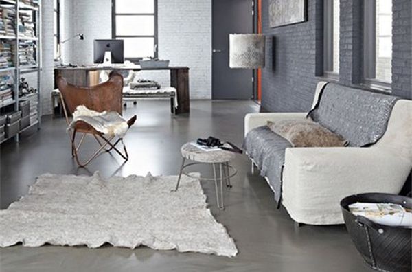 毛毡地毯，绒面沙发，灰色砖墙，洁净地板，黑白灰的主色调下，简略的线条勾勒出抱负房间的形状，在这样的房间里，一切都美得天然朴实，却又不过度奢侈，带着一些实在的温度，陪咱们度过一个有控制的，适度的冬季。 