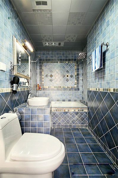 主卫，瓷砖的颜色非常漂亮的，地中海就是要这种调调，达到了自己的需求，嵌入式的大浴缸泡澡应该也不错 