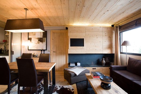 美丽的天然实木天花板、门、橱柜、桌子和地板使这个小型公寓别具特色。