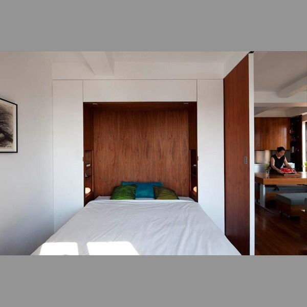这间公寓位于纽约，设计公司Studio Garneau 在卧室的巧妙设计让客厅变的更大了，白天时床架可直立收纳，不仔细看以为没有卧室，做到了卧室和客厅一体。而图中的拉门，本身就是一面投影布幕，是不是很实用?一起来看看吧。