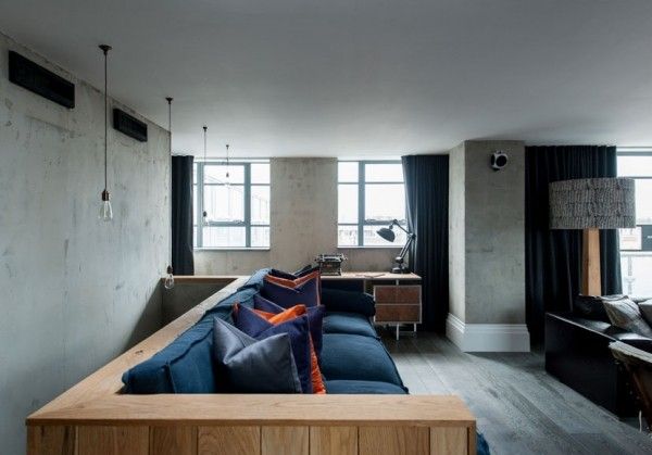 水泥墙面与木头隔间混搭、灰黑色系的木地板、皮沙发、一点点铁件，类似轻工业风的室内摆设具备舒适与个性的混搭。来自伦敦的房产公司 The Modern House 最新这间双层公寓应该能带给你许多细节上的灵感，特别是卧室以双层布帘隔间，保持透光性及相当的隐密性；浴室更是有个性，一体成型的钢管莲蓬头，简直帅到没话说