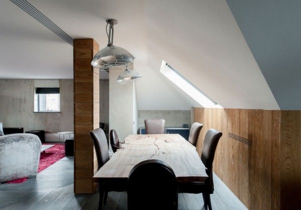 水泥墙面与木头隔间混搭、灰黑色系的木地板、皮沙发、一点点铁件，类似轻工业风的室内摆设具备舒适与个性的混搭。来自伦敦的房产公司 The Modern House 最新这间双层公寓应该能带给你许多细节上的灵感，特别是卧室以双层布帘隔间，保持透光性及相当的隐密性；浴室更是有个性，一体成型的钢管莲蓬头，简直帅到没话说