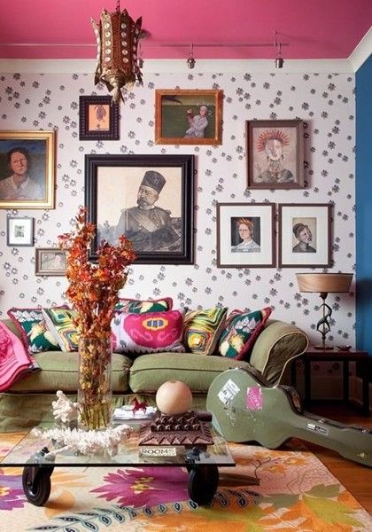 波西米亚装修风格注重随性，我们可以在客厅中添置绿色植物，藤编的餐椅，镂空的装饰品等