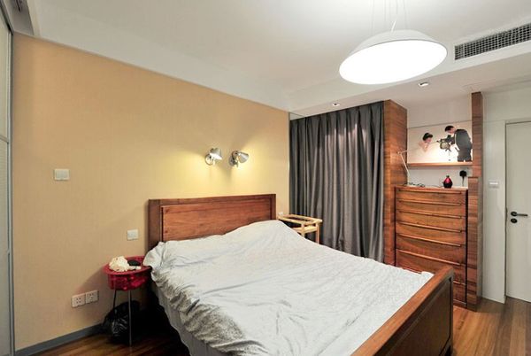简洁的卧室上感受出淡雅惬意的温馨体验，不同色阶的木质显得格外体贴。雅致的格调中传递出恬静淡然的心情