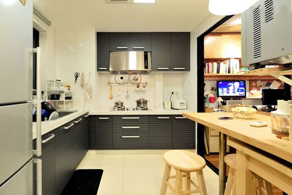厨房同样是黑白灰的层次美，把空间调和成不瘟不火的优雅姿态，为平静低调的生活增添许多骄人亮点。