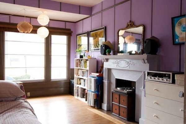 接下来就是卧室了,房子虽然不大,但每个格局都有它独特的风格,客厅灰色,餐厅厨房黄色,卧室,当然就是浪漫的紫色啦