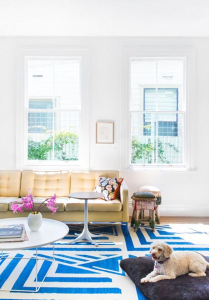 这套房子位于澳大利亚的墨尔本，本是非常现代的房子，其装修风格却具有明显的维多利亚时代特征。整套房子的配色非常出彩，充满生活情趣，蓝色的地毯，多彩的被套，奶油色沙发，黑色橱柜，白色窗纱，让人心动不已。客厅超大的落地玻璃窗，可以充分享受澳洲的阳光，多么惬意的一套房子。