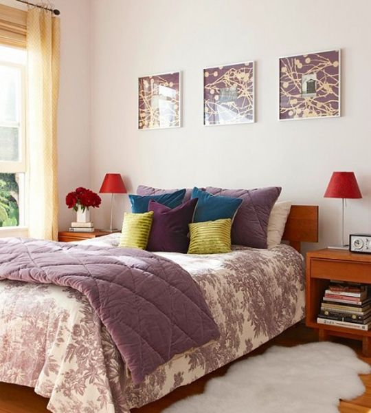 紫色是一种比较特别的颜色，兼具红色的“暖”和蓝色的“冷”，充满高贵、浪漫、神秘、梦幻等感觉，所以非常适合用在卧室的配色中，也可以说是具有催化性的色彩，下面跟爱家一起来学习如何搭配紫色主调卧室吧。紫色床品，优雅不留痕迹，性感的令人窒息。它将红色的热烈、兴奋和蓝色的宁静、沉着集于一身，淡紫的优雅和深紫的迷醉，给人一种飘忽暧昧的感觉。不管何时何地，百变的紫色，一直是女人眼中的最爱。