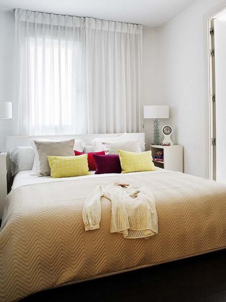 彩色的靠垫和米色的床品舒缓了空间的单调感，使卧室变得温馨宜人。卧室功能在削减其他繁杂功能的基础上得到加强，单纯地提供良好睡眠和休息的空间。